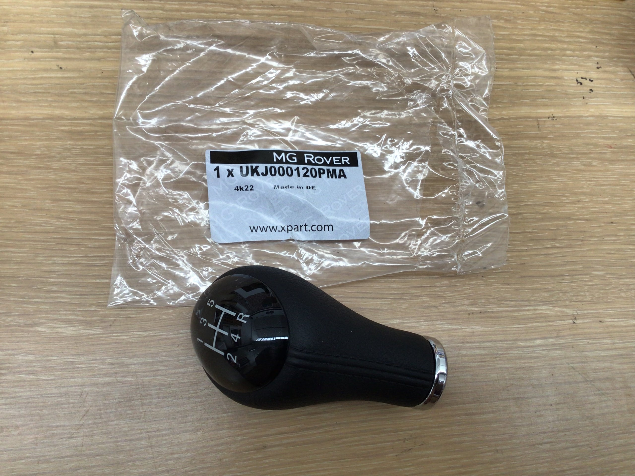 Rover 75 Black moulded plastic gear knob UKJ100120PMA